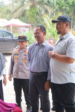 Ketua DPRK Fadlon Dampingi Bupati Salur Bantuan Sembako dari Presiden ke Sekerak