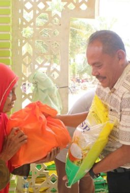 Plt. Sekda Aceh Tamiang Turut Salurkan Bantuan Presiden Bersama Bupati Armia Fahmi di Sekerak