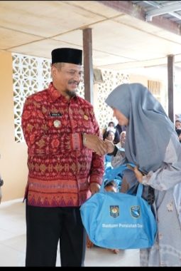 Tinjau FASIH di Huntara, Dirjen Adwil Kemendagri Didampingi Bupati Armia Serahkah Bantuan Barang Dapur Bagi Warga